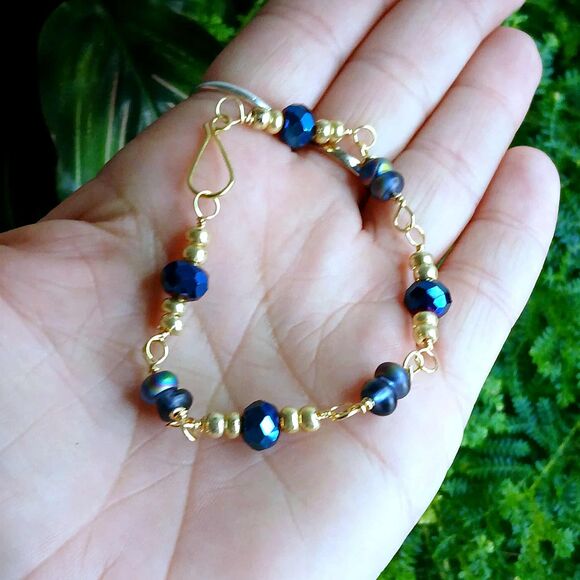 Boho Chic Blue Glass Beaded Bracelet, Holographic Faceted Glass, 6.5" - Picture 5 of 5